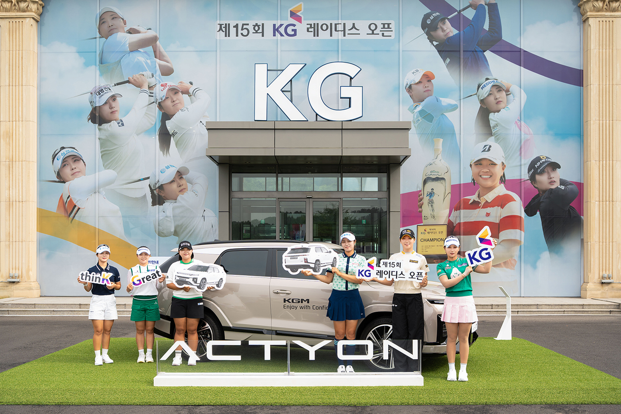 26일 경기도 용인시 처인구 써닝포인트CC에서 열린 ‘제15회 KG 레이디스 오픈’ 공식 포토콜에서 전예성(왼쪽부터), 이다연, 신다인, 서교림, 방신실, 박현경 선수가 기념 촬영을 하고 있다. [KGM 제공]