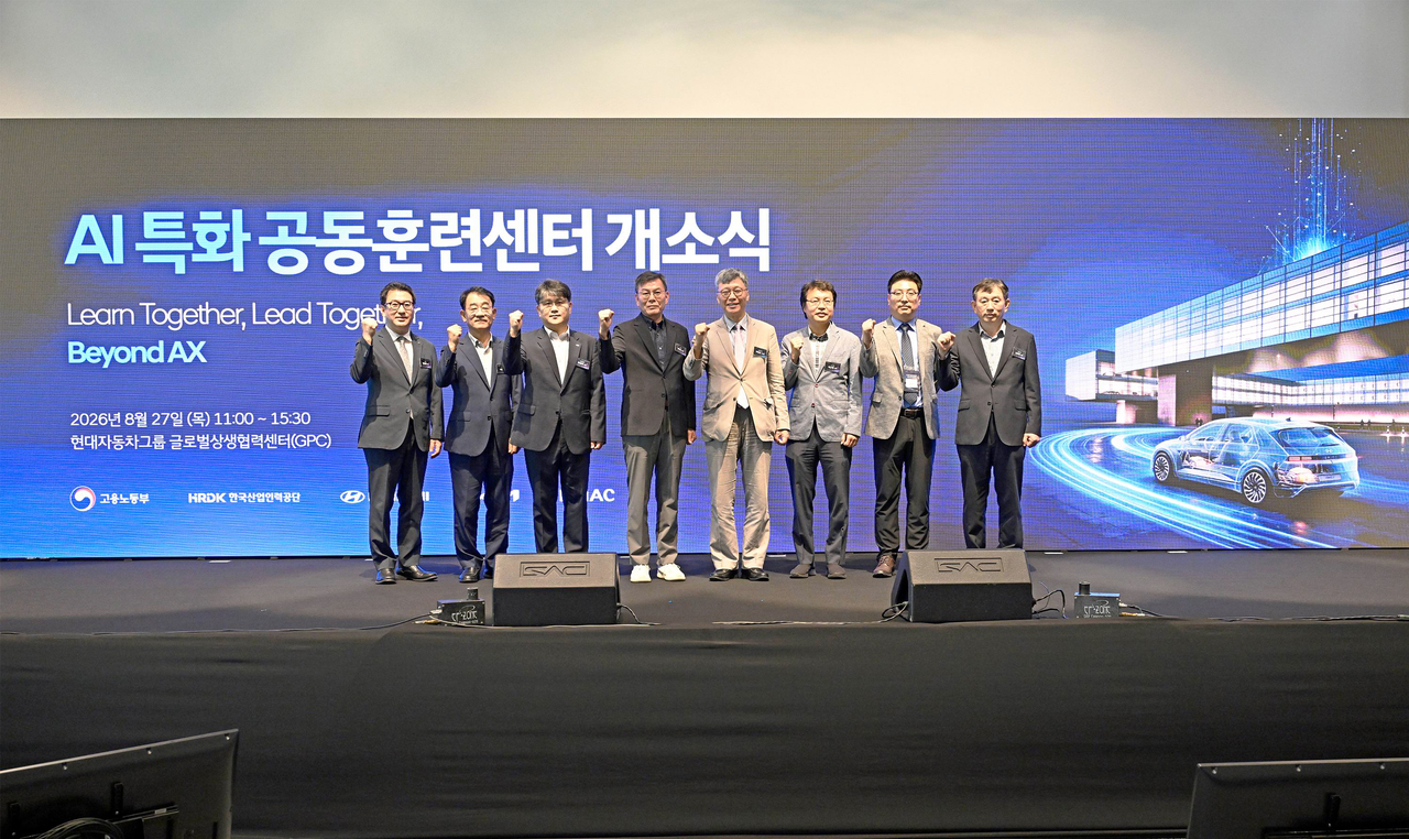 KMAC 남상현 그룹장(왼쪽부터), 한국무브넥스 이현덕 대표이사, 한국산업인력공단 류충현 지역산업협력국장, 현대차·기아 구매전략사업부장 윤준호 상무, 한국산업인력공단 이병훈 이사장, 현대차·기아 머신러닝랩장 박근한 상무, 한국산업인력공단 김성우 경북동부지사장, 케이피씨엠(KPCM) 손희영 대표가 기념 촬영을 하고 있다. [현대차·기아 제공]