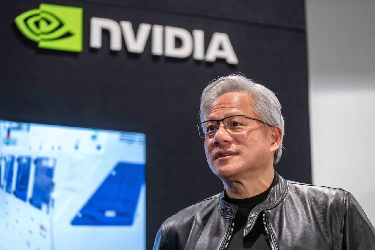 인공지능(AI) 반도체 세계 1위 기업인 엔비디아가 13분기 연속 어닝 서프라이즈를 기록했다. 사진은 젠슨 황 엔비디아 최고경영자(CEO). [AP]