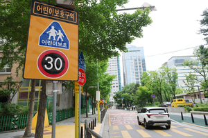 ‘시속 30㎞’ 내비서 울려대는 경고음…어린이 보호구역 속도제한, 심야시간 완화되나 [세상&]