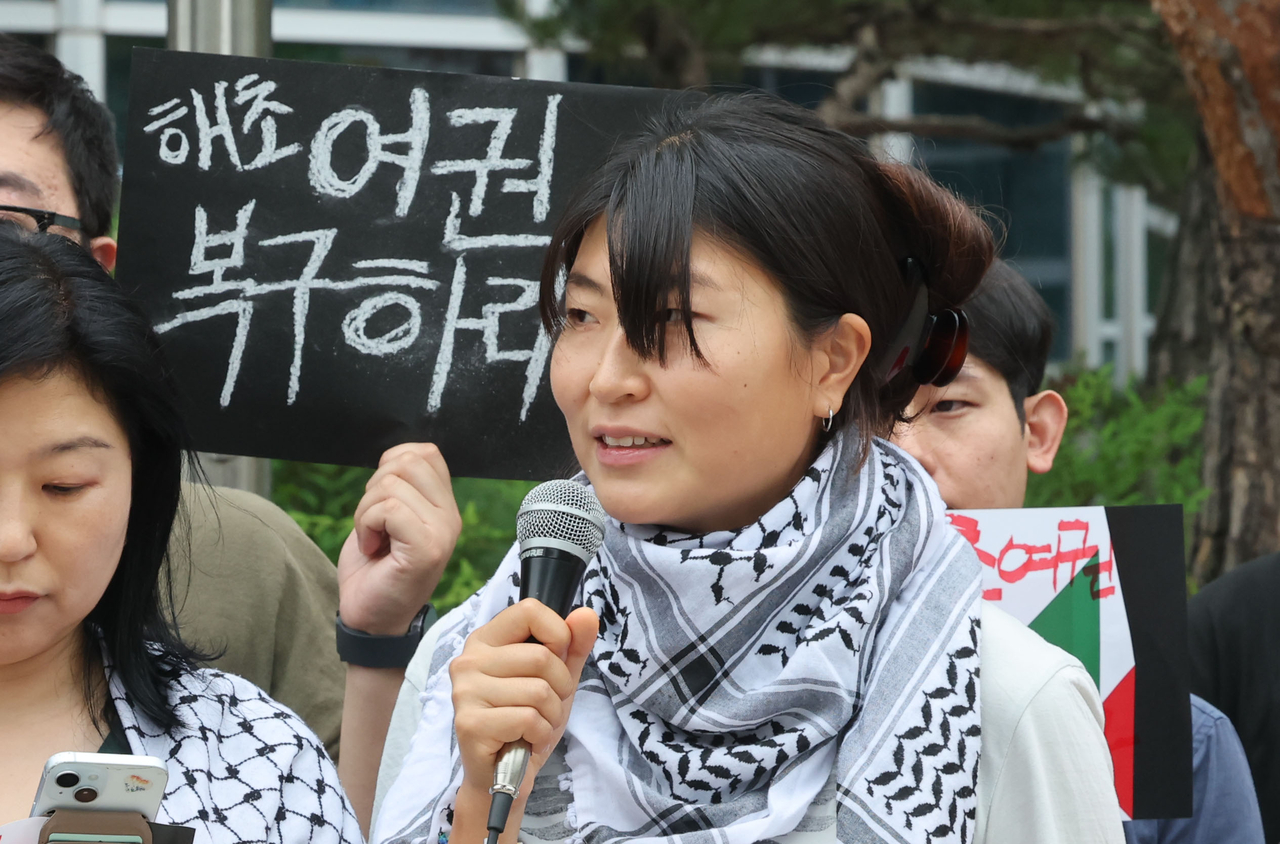 지난 6월 25일 서울 서초구 서울행정법원 앞에서 열린 해초 활동가 여권 무효화 처분 취소소송 첫 변론 기자회견에서 활동가 해초가 발언하고 있다. [연합]