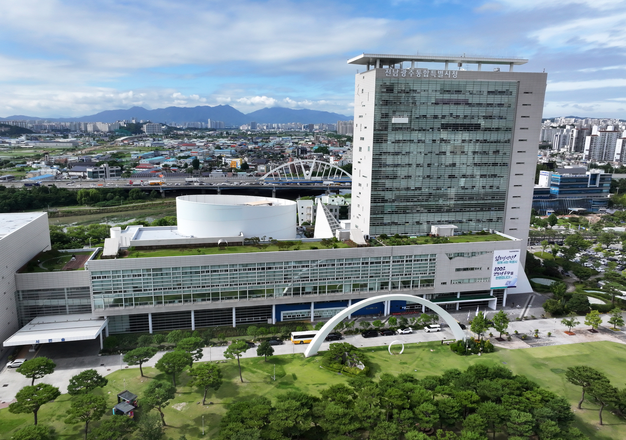 전남광주통합특별시 출범 첫날인 1일 광주청사 상단 간판이 광주광역시청에서 전남광주통합특별시청으로 바뀌어 걸려있다. <연합뉴스>