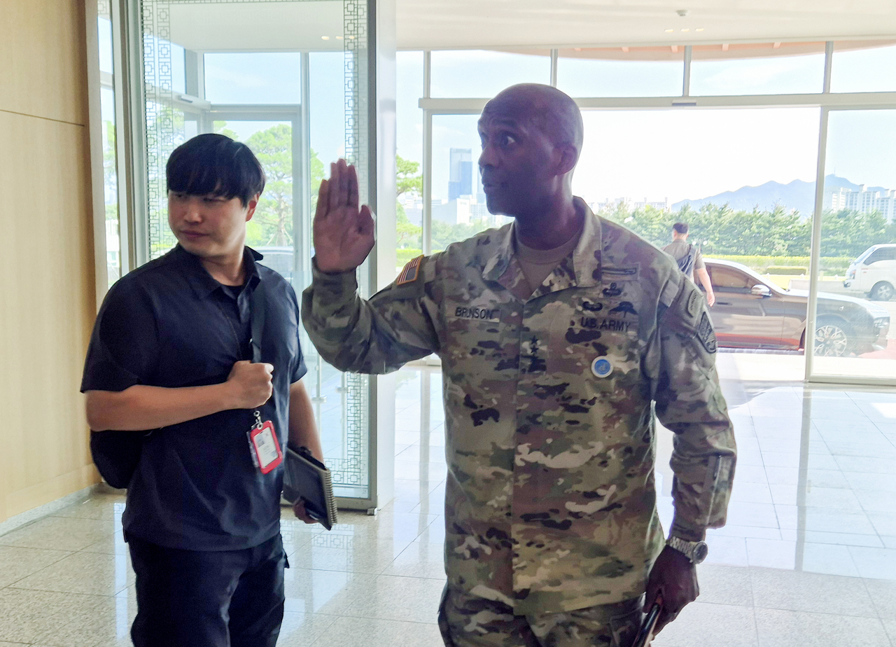 US Forces Korea Commander Gen. Xavier Brunson (right) is seen at the headquarters of the Defense Ministry in Seoul on Aug. 18. (Yonhap)