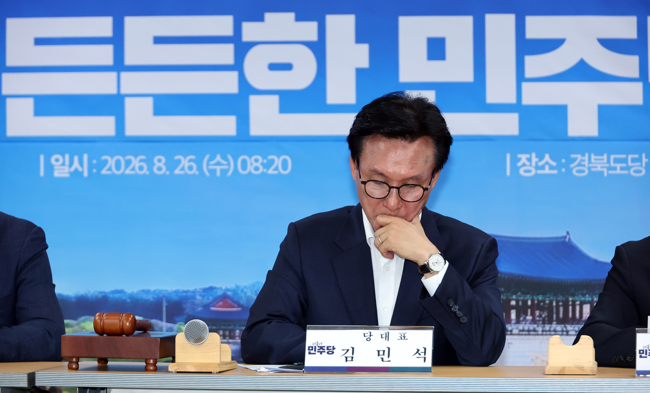 김민석 더불어민주당 대표가 26일 경북 안동시 민주당 경북도당 사무실에서 열린 최고위원회의에서 생각에 잠겨 있다. [연합]