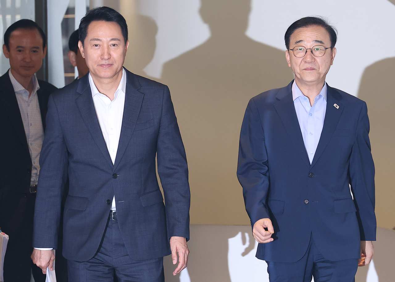 김윤덕(오른쪽) 국토교통부 장관과 오세훈 서울시장이 지난 26일 서울 모처의 한 식당에서 용산공원을 활용한 주택 공급 등 서울 주택 문제를 협의한 뒤 나서고 있다. [연합]