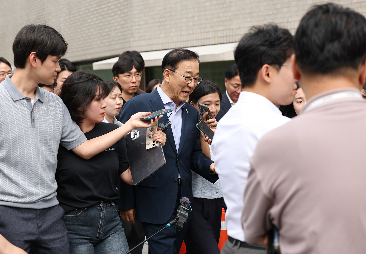 Ministry of Land, Infrastructure and Transport Minister Kim Yun-deok arrives at a restaurant in Seoul on Wednesday ahead of talks with Seoul Mayor Oh Se-hoon on housing supply plans, including the use of Yongsan Park. [Yonhap]