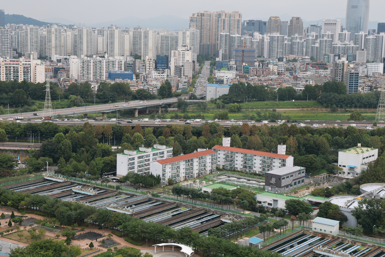 The Tancheon Water Reclamation Center site in Ilwon-dong, Gangnam-gu, seen Wednesday, after Seoul Mayor Oh Se-hoon proposed it as an alternative to Yongsan Park for housing supply. [Yonhap]