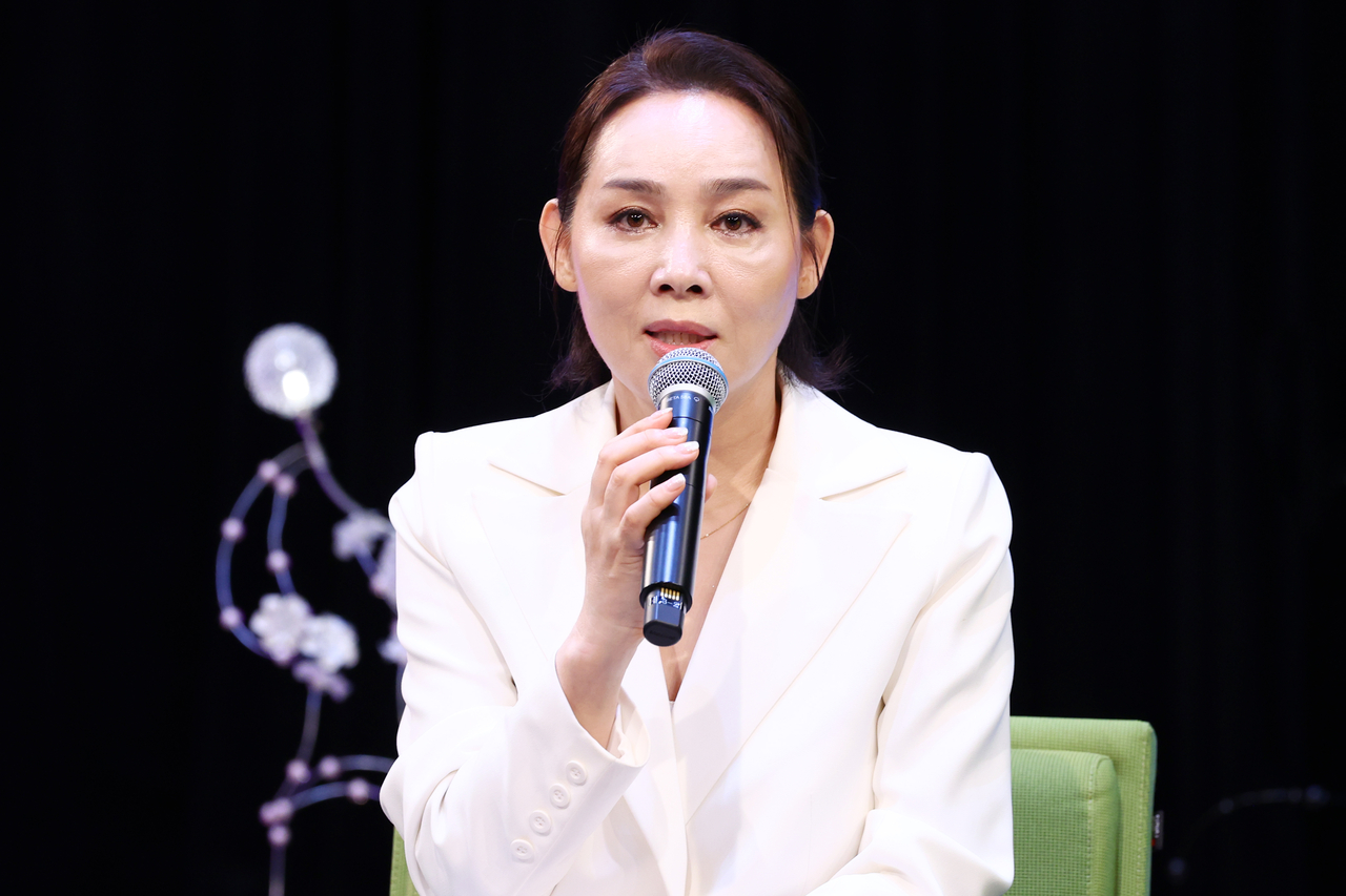 가수 양수경이 26일 오후 서울 마포구 YTN홀에서 열린 기자간담회에서 질문에 답하고 있다. <연합뉴스>