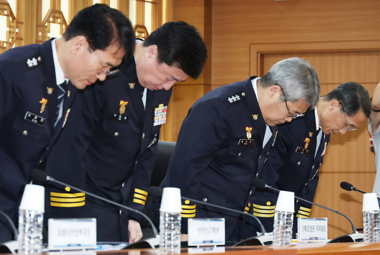 유재성 경찰청장 직무대행(맨 오른쪽부터)과 홍석기 국가수사본부장 등 경찰 지휘부가 26일 서울 종로구 정부서울청사에서 열린 경찰 지휘부 회의에서 제주 실종 허위종결 사건과 관련해 대국민 사과를 하고 있다. [연합]