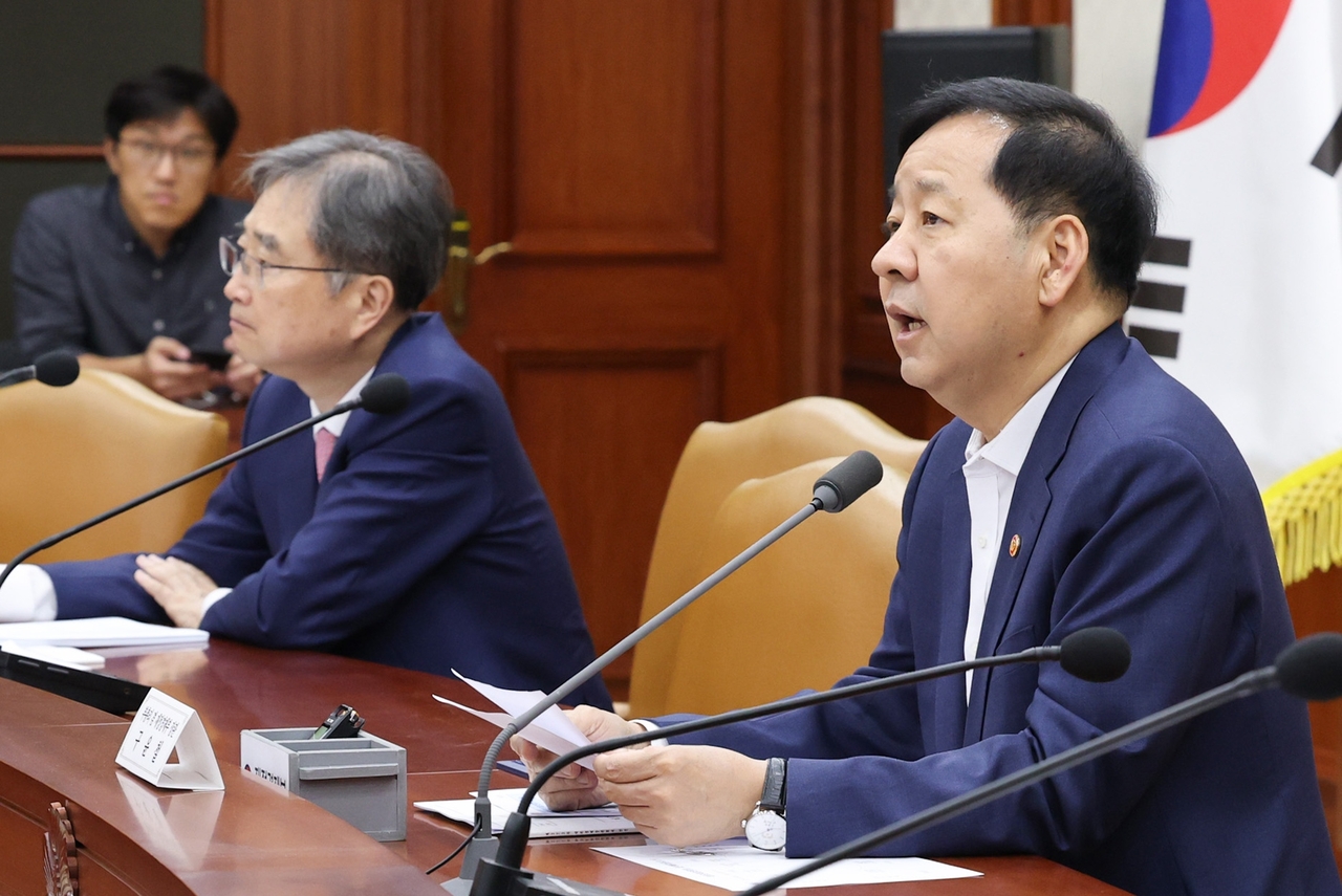 구윤철 부총리 겸 재정경제부 장관이 27일 서울 종로구 정부서울청사에서 열린 대외경제 장관회의에서 발언하고 있다. 왼쪽은 조현 외교부 장관. [연합]