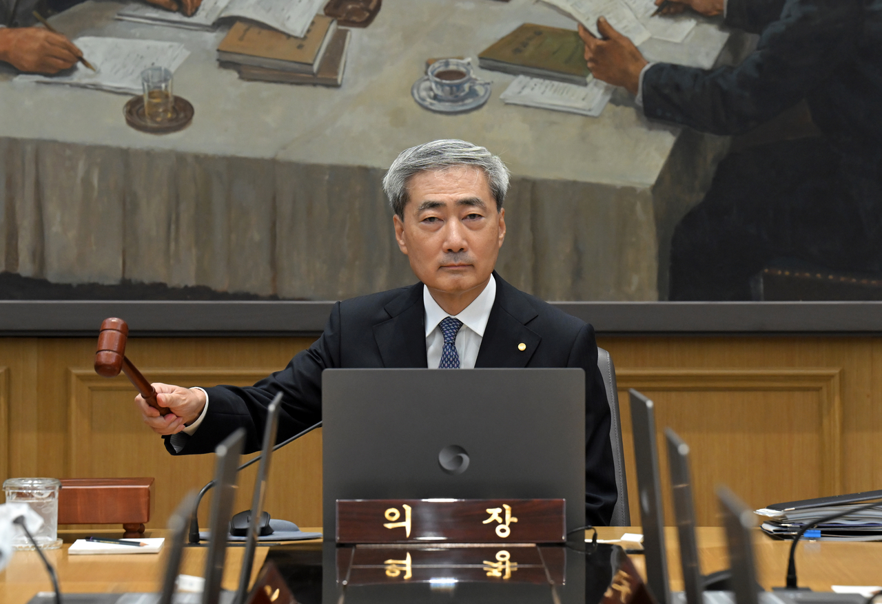 Bank of Korea Governor Shin Hyun-song gavels open the Monetary Policy Board meeting at the Bank of Korea headquarters in Jung-gu, Seoul, on Thursday. [Yonhap]