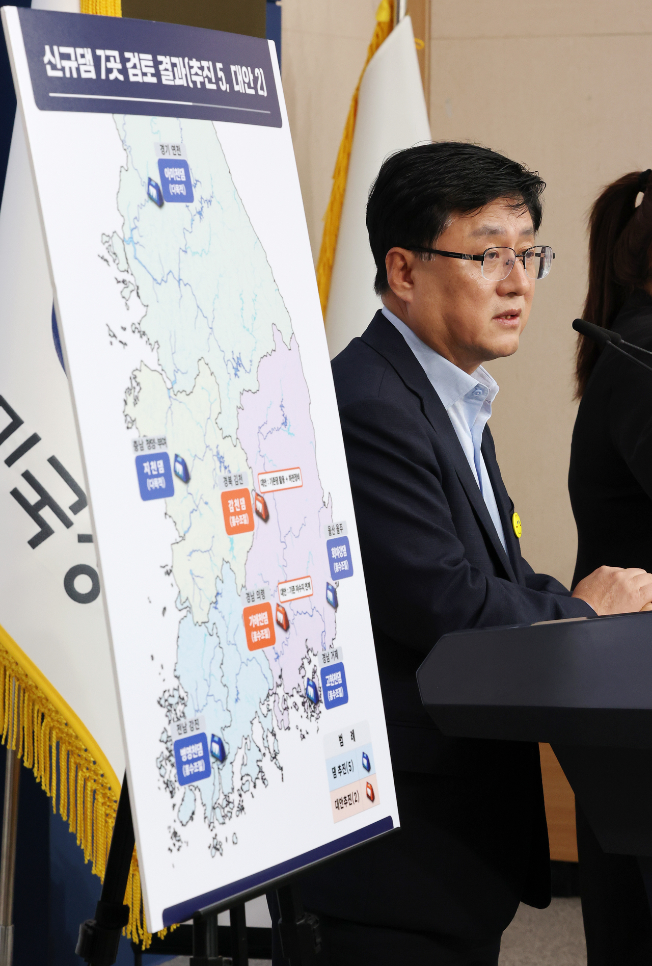 김성환 기후에너지환경부 장관이 27일 정부서울청사에서 신규댐 7곳에 대한 추가 검토 결과를 발표하고 있다. [연합]