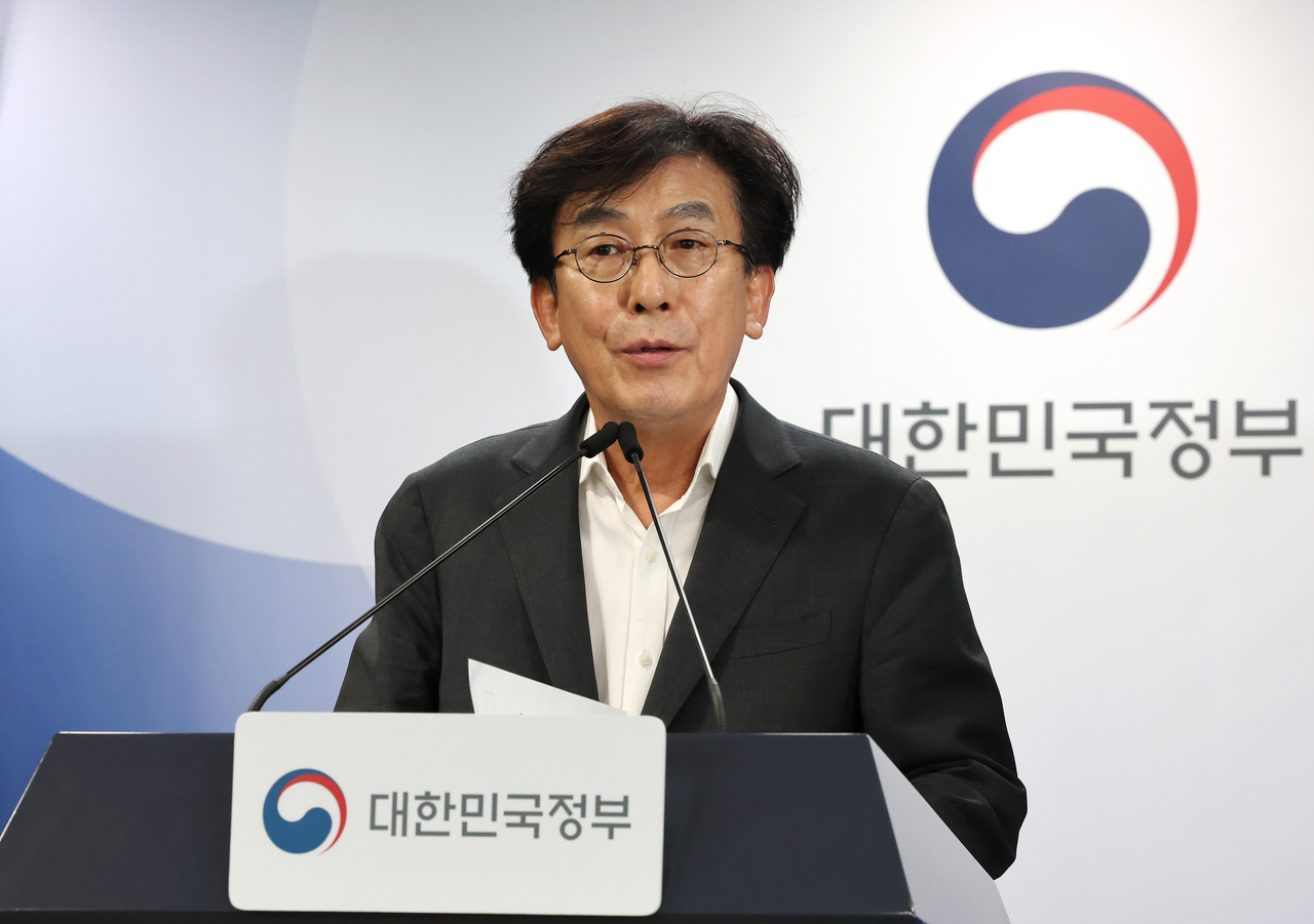 정기현 보건복지부 의료혁신위원회 위원장이 27일 정부서울청사에서 제9차 의료혁신위원회 논의 결과를 브리핑하고 있다. [연합]