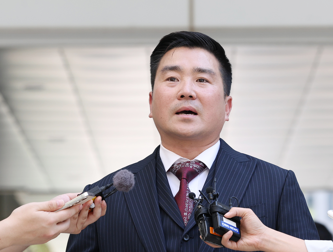 김현태 전 육군 특수전사령부 707특수임무단장이 27일 서울 서초구 서울중앙지방법원에서 열린 내란중요임무종사 혐의 관련 1심 선고공판에 출석하기 전 취재진 질문에 답하고 있다. [연합]