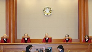 Foreign children born in Korea must be allowed birth registration, court rules