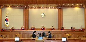 헌재 “불법체류 외국인 출생아도 출생등록 해줘야”…국내 규정 없는 건 위헌 [세상&]