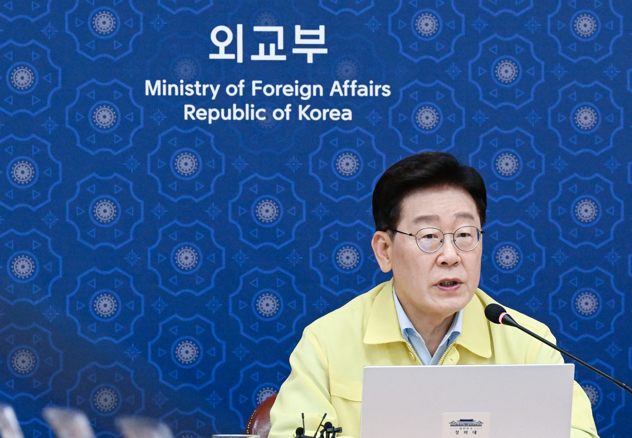 이재명 대통령이 27일 서울 외교부 청사에서 열린 네팔 홍수 피해 대응 긴급 회의에서 발언하고 있다. [연합]