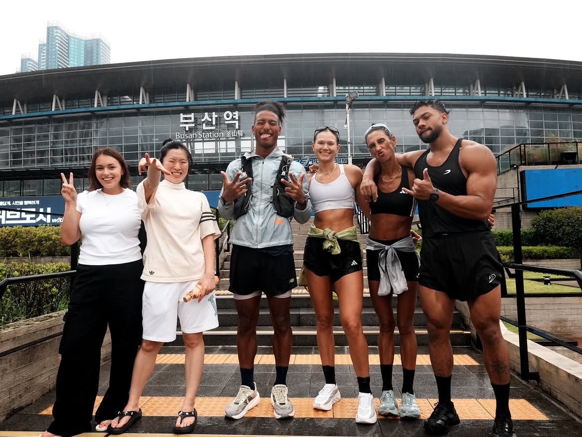Zay celebrates completing his 10-day run from Seoul to Busan with friends at the finish line on Aug. 17. (Instagram @movezay)