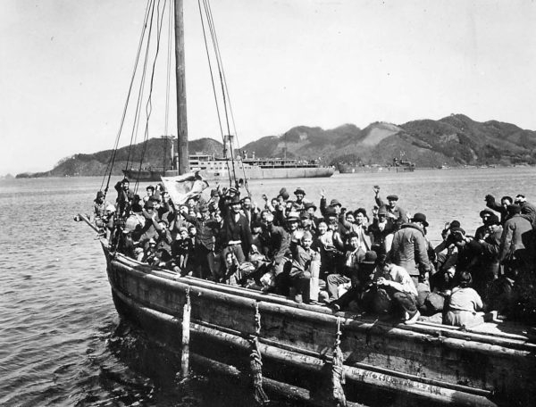 1945년 8월 15일 일본 패망 후
배편으로 귀국길에 오른 한국인들.
[부산시 자료]