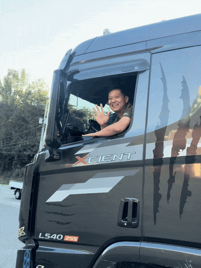 A truck driver stops to offer Zay a bottle of water along the route, one of several small acts of kindness he encountered during the run. (Zay)