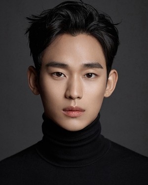 김수현, 1년 6개월만 공식석상..‘더팩트 뮤직어워즈’ 시상자 참석