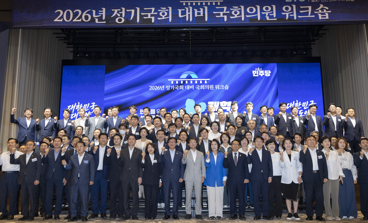 더불어민주당 지도부와 의원들이 28일 인천 영종구 인스파이어 리조트에서 열린 2026 정기국회 대비 국회의원 워크숍에서 결의문 채택한 뒤 파이팅을 외치고 있다. [연합]