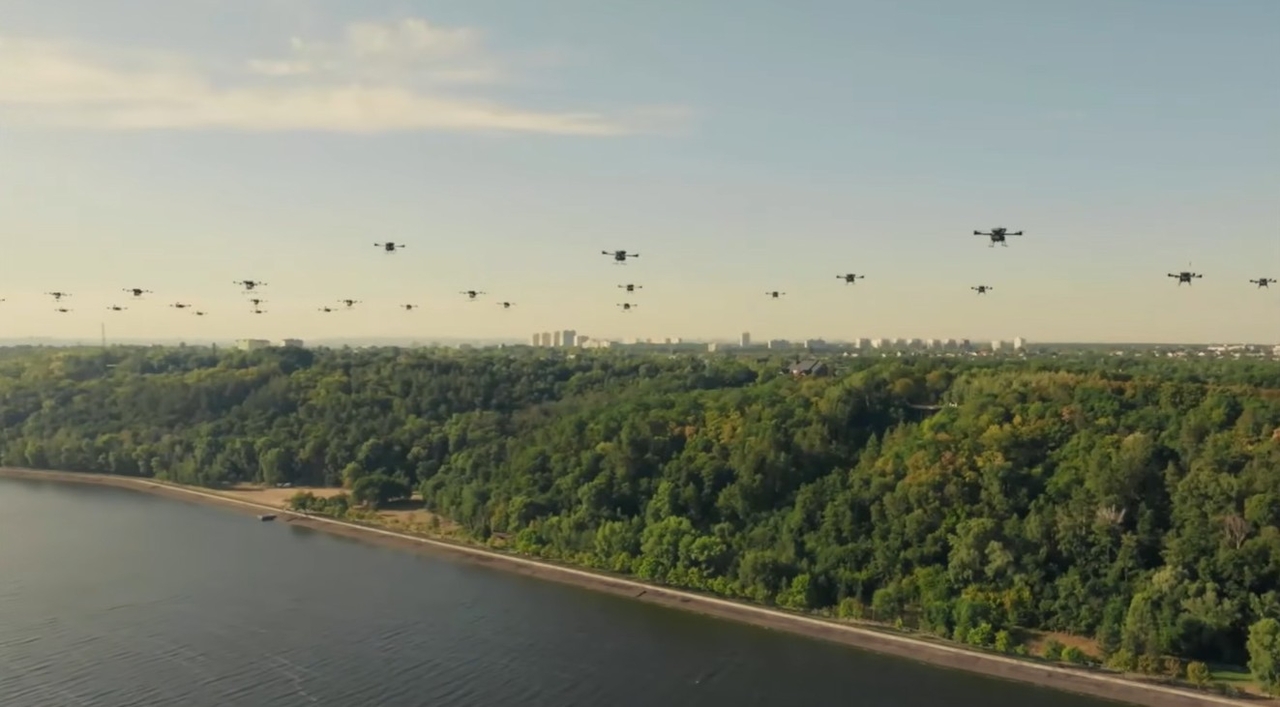 Ukraine showcased its military strength Monday (local time), its 35th Independence Day, with a parade featuring large-scale drone and robot forces.[Yonhap]