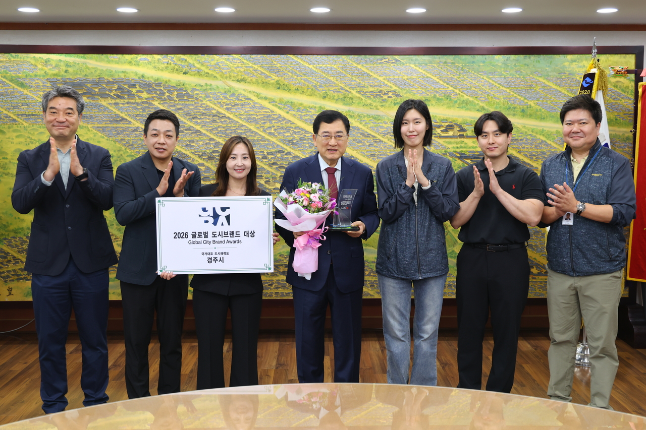 주낙영 경주시장과 홍보담당관 직원들이 28일 시장실에서 ‘2026 글로벌 도시브랜드 대상’ 국가대표 도시매력도 부문 대상 수상을 기념해 기념촬영을 하고 있다.[경주시 제공]