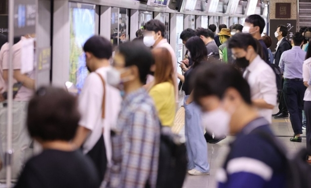 People wear masks as they wait on a subway platform in Seoul on Aug. 1. (Yonhap)