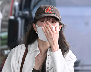 [포토] ‘팬들의 환대에 놀라는’ 이성경