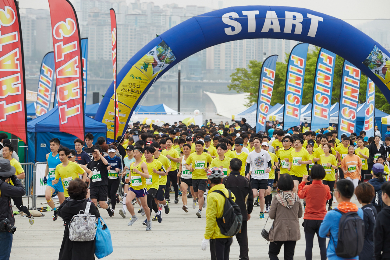 S-Oil announced Friday that registration for the "Marathon of Emotion" — organized by the Korea Disabled People's Rehabilitation Association and headed by legendary marathoner Lee Bong-ju — is open through mid-September via the event's official website. [S-Oil]