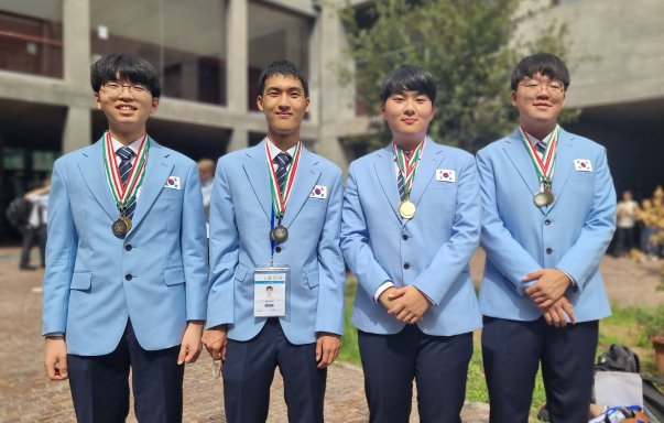 제19회 국제지구과학올림피아드에 출전한 한국대표팀. 박재성(왼쪽부터), 서하진, 나효찬, 공윤우 학생.[과기정통부 제공]