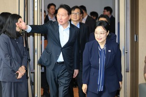[헤럴드pic] 경제 협·단체 규제 합리화 간담회 참석하는 한성숙 총리-최태원 회장