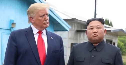 도널드 트럼프 대통령이 지난 24일(현지시간) 트루스소셜에 2019년 판문점 회동 때 김정은 국무위원장(오른쪽)과 찍은 것으로 보이는 사진을 올렸다.