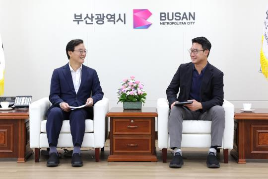 전재수(왼쪽) 부산시장은 27일 이형섭 낙동강유역환경청장을 접견하고 낙동강 수변공간 활용 협력방안을 논의했다. [부산시 제공]