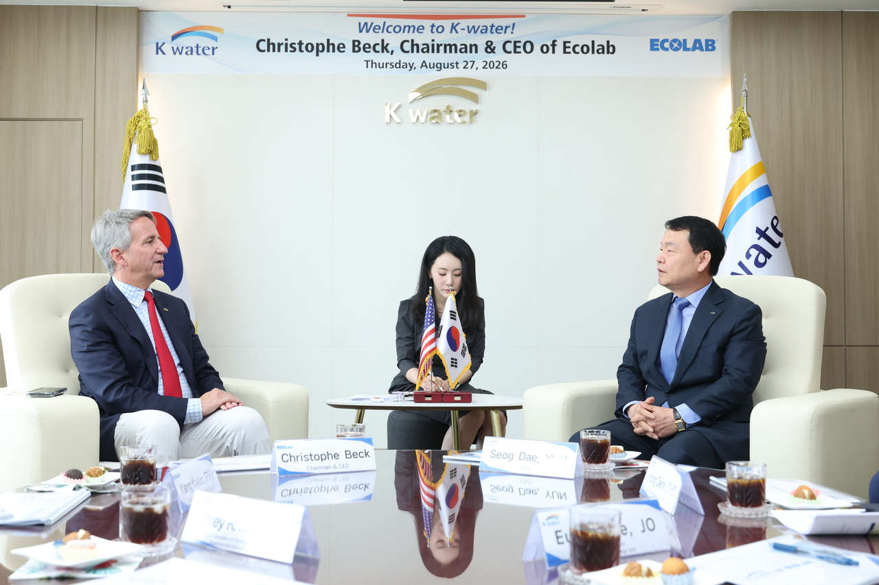Korea Water Resources Corporation President Yoon Seok-dae (right) meets with Ecolab Chairman and CEO Christophe Beck (left) at the Han River Basin Headquarters in Gwacheon, Gyeonggi Province, on Thursday to discuss cooperation in water management for advanced industries. [Korea Water Resources Corporation]