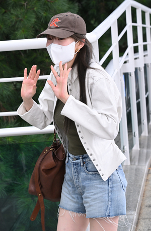 [포토]이성경 ‘잘 다녀오겠습니다’