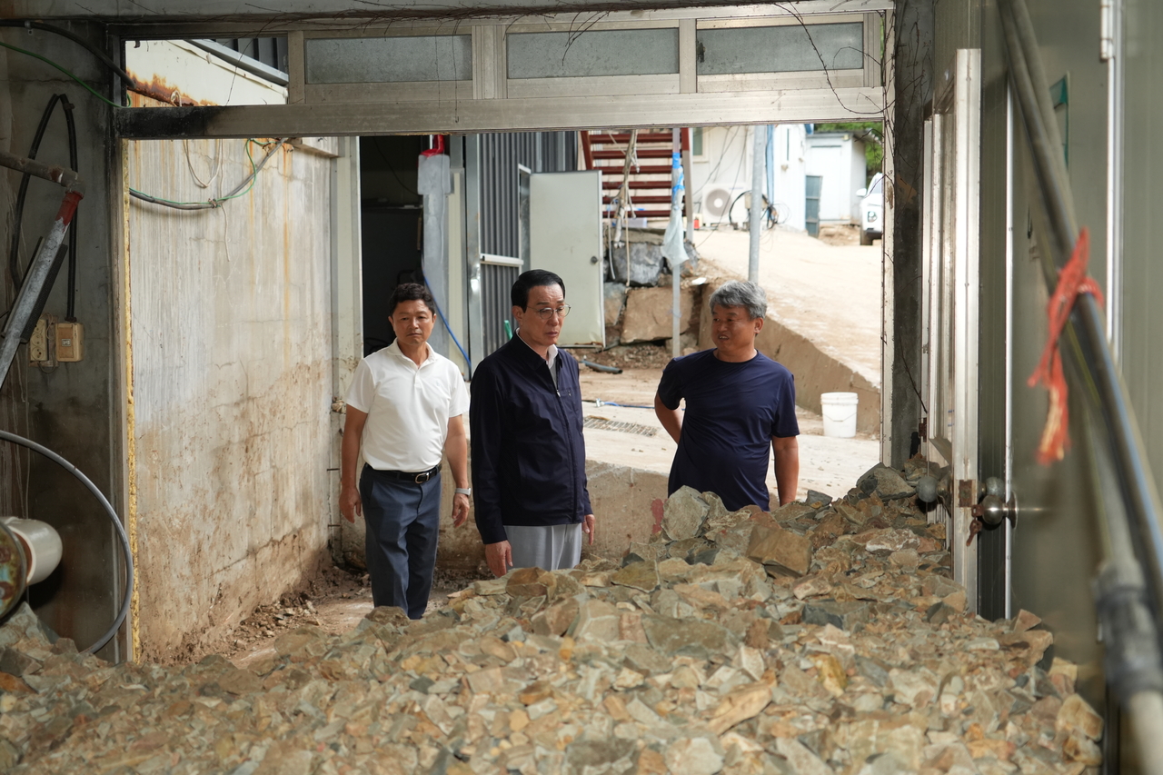 Suhyup Central Federation President Noh Dong-jin (center) inspects damage at a flood-hit fishing household in Geoje, South Gyeongsang Province, on Thursday. [Suhyup Central Federation]