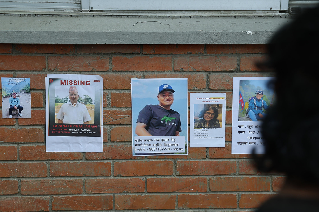 People search for missing relatives by looking through flyers posted at Tribhuvan University Teaching Hospital in Kathmandu, Nepal, on Friday (local time). [Yonhap]