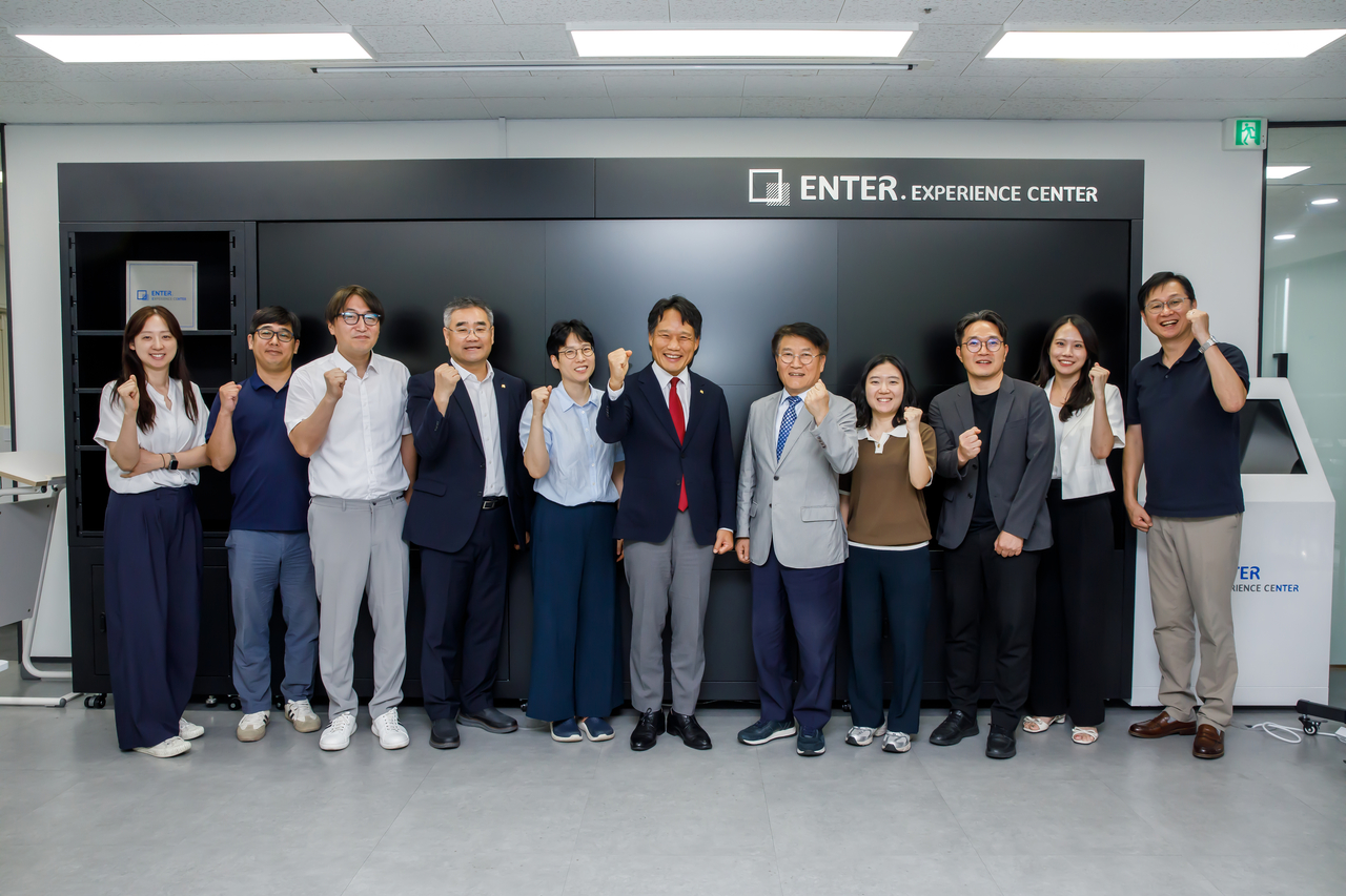 이상훈 한국산업단지공단 이사장과 박승훈 위즈코어 대표 등 참석자들이 27일 서울 성동구 위즈코어 성수생각공장에서 국산 온톨로지 기반 제조 AI 플랫폼과 열 공정 자율운영 기술에 대한 설명을 듣고 있다. 사진 왼쪽 여섯 번째부터 이상훈 한국산업단지공단 이사장, 박승훈 위즈코어 대표 [산단공]