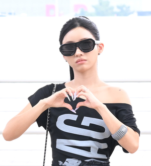 [포토]아이들 소연 ‘사랑합니다’