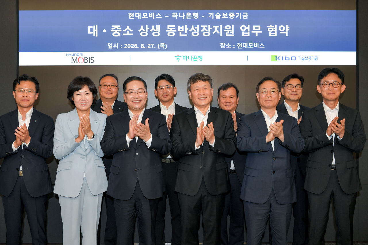 권형택 기술보증기금 이사장(앞줄 오른쪽 두 번째부터) , 이규석 현대모비스 대표이사, 이호성 하나은행장이 ‘상생보증 업무협약(MOU)’ 체결식에서 기념 촬영을 하고 있다. [현대모비스 제공]