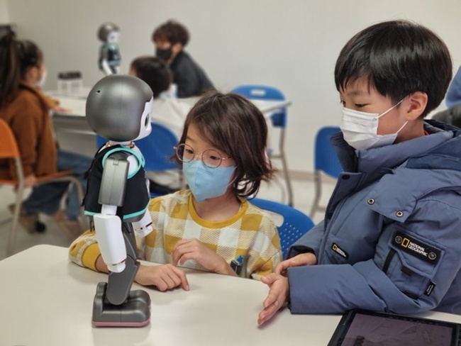 순천로봇교육과학관 프로그램에 참여하고 있는 초등생 자료사진.