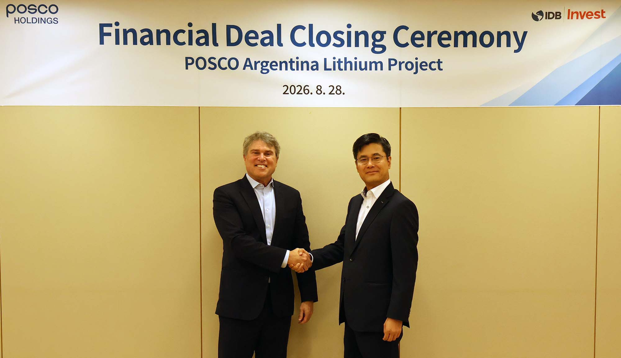 Kim Seung-jun (right), head of the financial investor relations division at Posco Holdings, and IDB Invest CEO James Scriven pose for a photo during a credit facility agreement ceremony at Posco Center in Seoul on Friday. (Posco Holdings)