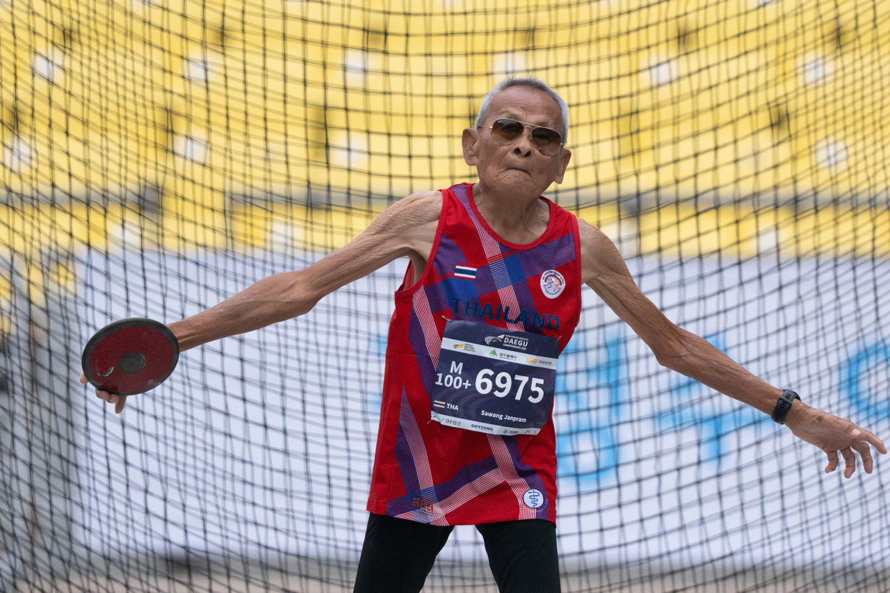 Sawang Janpram, the oldest competitor at this year's championships, sets a world record with a throw of 7.59 meters in the men's M105 discus event on Thursday. [Daegu City]