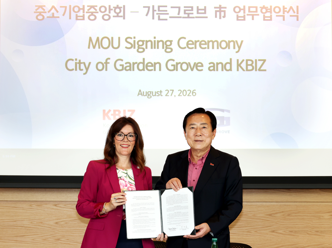 중소기업중앙회는 27일 오전 9시30분(미국 현지시각) 미국 캘리포니아주 가든그로브시 경찰청에서 가든그로브 시와 한인 비즈니스 지구 활성화를 통한 한국 중소기업의 미국 진출 지원 업무협약을 체결했다고 밝혔다. 스테파니 클로펜슈타인 가든글로브시장 / 김기문 중앙회장 [중기중앙회]