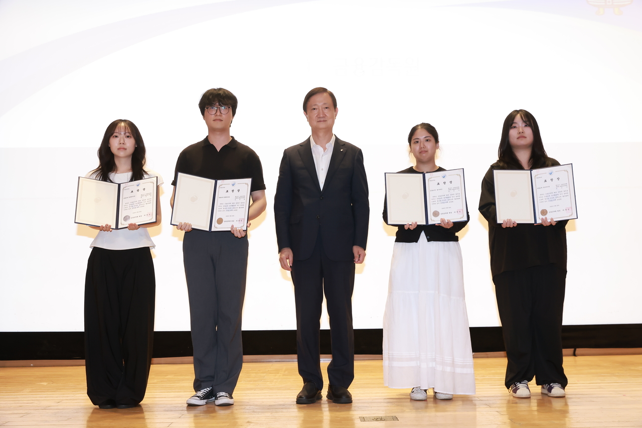 금융감독원은 이찬진(가운데) 금감원장이 참석한 가운데 제14기 ‘FSS 대학생 금융교육 봉사단’ 발대식을 개최했다. [금융감독원 제공]
