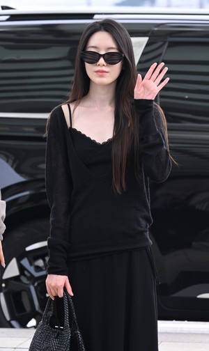 [포토]아이들 슈화 ‘출국 필수템 선글라스’