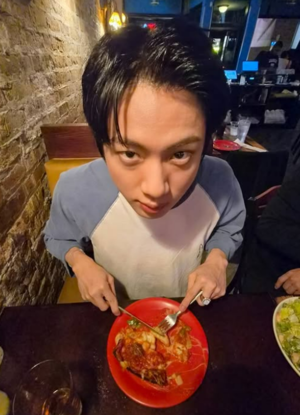 “이마가 반이네” BTS 진, 엉성한 MZ 샷에도 살아남은 비주얼