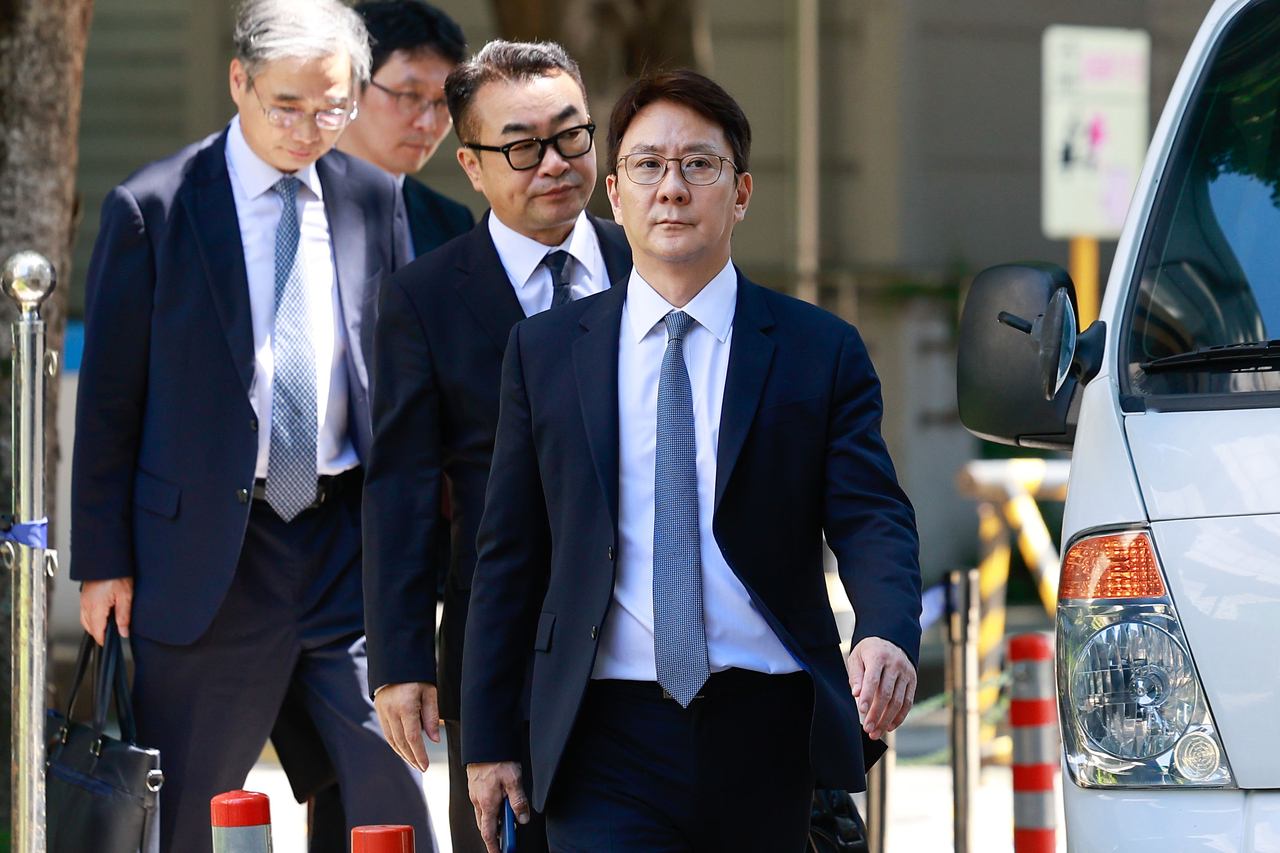 회생을 신청한 중앙그룹 계열사 5곳에 대한 법원 심리가 시작된 6월 23일 전진배 JTBC 대표이사가 서초구 서울회생법원에서 열린 회생 대표자 심문에 출석하기 위해 법정으로 향하는 모습. [연합]